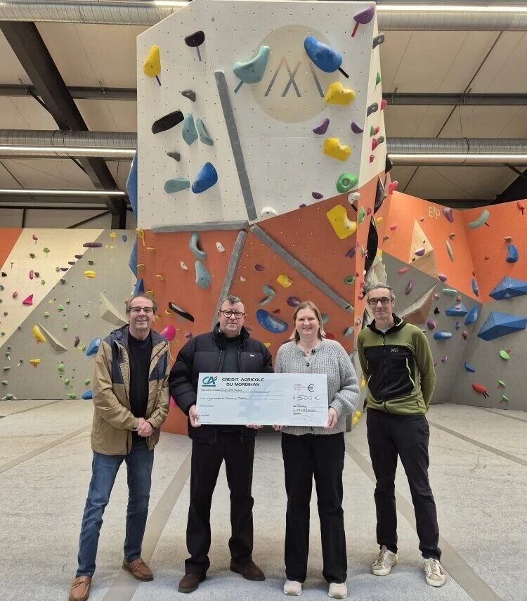 Photo remise de cheque Wallness Pontivy